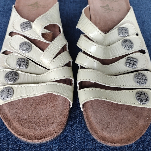 Dansko Janie Ivory Leather Medallion Buttons Slides Sandals Size 40 EU 9 US - Picture 2 of 7